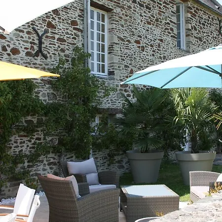 Le Manoir De Herouville Guest house